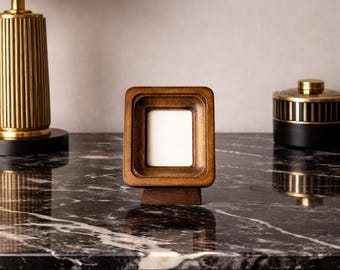 Marco de madera marrón hecho a mano sobre un soporte de madera natural.