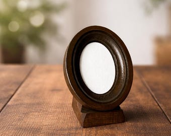 Mini marco de madera ovalado marrón sobre un soporte de madera natural. Hecho a mano. 2 х 3 pulgadas.