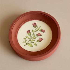 Peut inclure: Ensemble de trois mugs en céramique avec une finition mate et mouchetée. Les tasses sont de couleur crème, gris clair et gris foncé. Chaque mug a un design simple et minimaliste, idéal pour le café ou le thé.