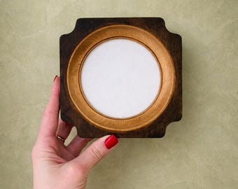 Marco de fotos original de madera redondo con base cuadrada
