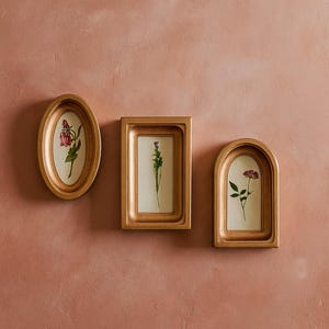 kopparset med små träramar: oval, rektangulär, bågram 2x4, ram på väggen