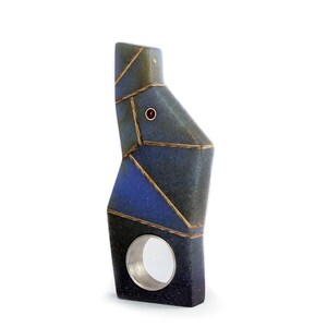 Peut inclure: Une bague géométrique en céramique bleue et verte avec des accents dorés. La bague est sertie d'une pierre précieuse rouge au centre.
