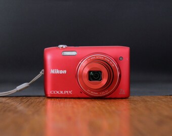 Nikon Coolpix S3500 20MP 7x optical Zoom Compact Digital Camera RED. Vintage Digicam. Y2K Digital Camera. (Tested)