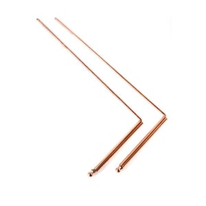 Puede incluir: Dos varillas metálicas de color cobre, cada una doblada en ángulo recto, se colocan en diagonal sobre un fondo blanco. Las varillas tienen una apariencia delgada, similar a un alambre, con un pequeño detalle redondeado en el extremo de cada segmento más corto.