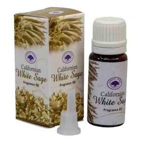 Pode incluir: Uma garrafa de vidro marrom com uma tampa branca e um rótulo que diz "Californian White Sage Fragrance Oil". A garrafa está sobre uma superfície branca. A garrafa está ao lado de uma caixa com o mesmo rótulo.