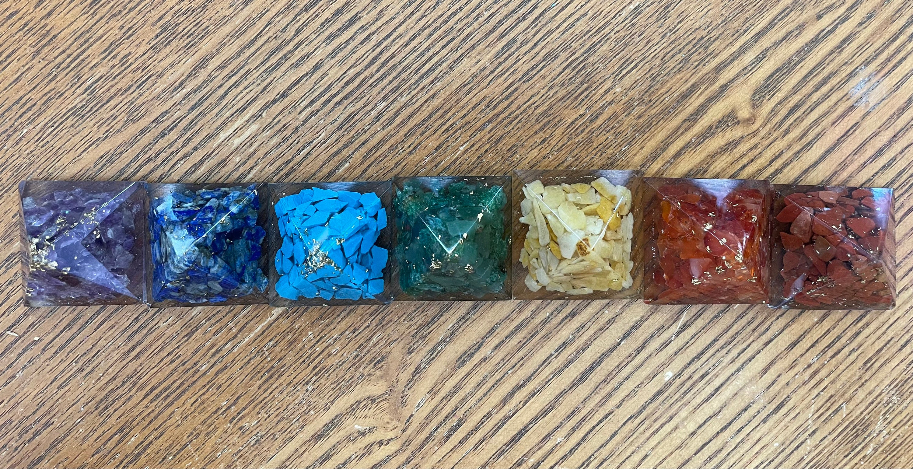 【7体セット】オルゴナイトピラミッド・７つのチャクラ 7体セット】オルゴナイトピラミッド・7つのチャクラ 【公式通販】