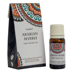 Op de afbeelding: Een bruine glazen fles met een witte dop die pure Arabische Myrrh-aroma-olie bevat. De fles is gelabeld met de merknaam Goloka en de productnaam Arabische Myrrh. Het etiket vermeldt ook dat de olie opbeurend en euforisch is, het zelfvertrouwen versterkt, angsten en zorgen vermindert en optimisme en energie herstelt.