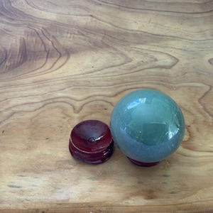 Hermosa bola de cristal esférica de aventurina verde de 5,7 oz con soporte de madera