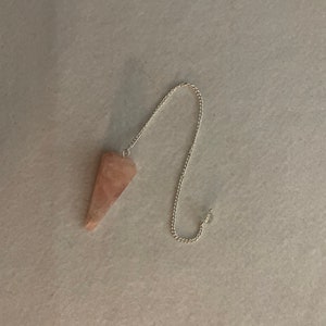 Questo bellissimo pendolo al quarzo rosa è da 1,75 &quot; e con catena è da 8,25 &quot;