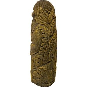 Puede incluir: Una estatua de madera tallada de color dorado que representa a un dios n&oacute;rdico. La estatua est&aacute; detallada con intrincados tallados y tiene una superficie texturizada.