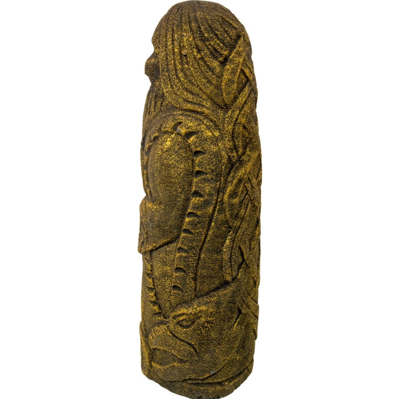 Puede incluir: Una estatua de madera tallada de color dorado que representa a un dios n&oacute;rdico. La estatua est&aacute; detallada con intrincados tallados y tiene una superficie texturizada.