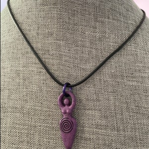 De Godin hangende ketting aan zwart koord.