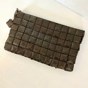 Monedero vintage de mosaico de plástico flexible marrón de los años 40: un pequeño trébol en el centro de cada mosaico, 7 pulgadas de alto x 11 pulgadas de largo: hallazgo de venta de bienes