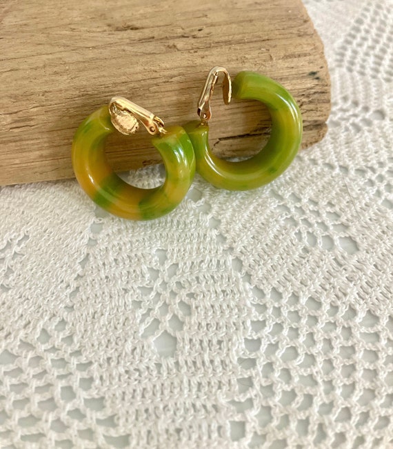 Vintage Green Variegated Bakelite Clip On "HOOP" E