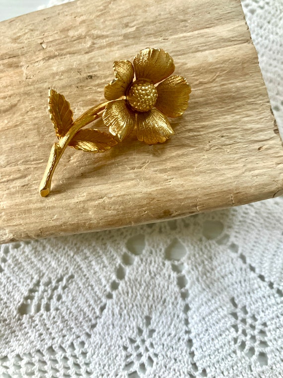 Vintage Giovani Flower Pin Brooch - Sculpted Deta… - image 5