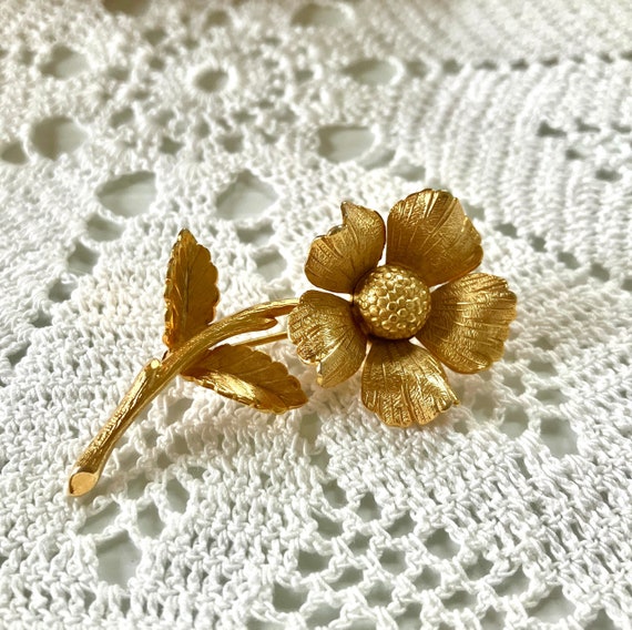 Vintage Giovani Flower Pin Brooch - Sculpted Deta… - image 1