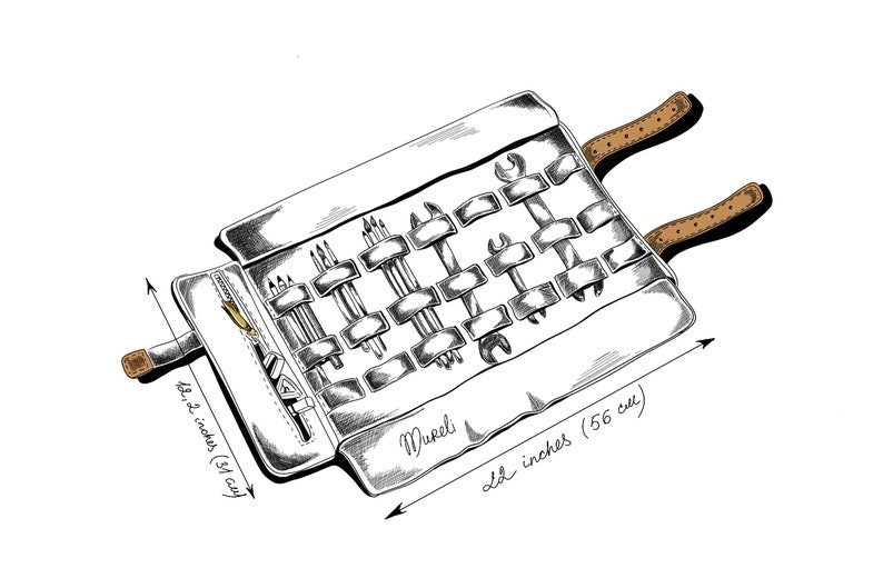 Może przedstawiać: Czarno-biała ilustracja zwiniętego sk&oacute;rzanego rulonu z narzędziami z zamkiem błyskawicznym. Rulon jest wypełniony r&oacute;żnymi narzędziami, w tym kluczami, śrubokrętami i oł&oacute;wkami. Rulon jest oznaczony jako "Mureli" i ma wymiary 41,1 cm na 36,8 cm.