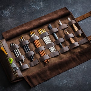 Rotolo in pelle fatto a mano per pennelli e penne / Organizer per artisti con 7 scomparti individuali / Tasca con cerniera / Organizer da viaggio per opere d'arte di Mureli