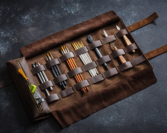 Handmade leather roll for brushes and pens | Artist organizer with 7 individual slots | Zippered pocket | travel art organizer by Mureli