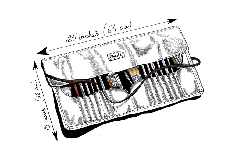 K&ouml;nnte beinhalten: Eine wei&szlig;e Leinwand-Rolltasche mit einem braunen Lederriemen und einem Etikett mit der Aufschrift "Munsell". Die Tasche ist ge&ouml;ffnet und mit verschiedenen Kunstbedarfsartikeln gef&uuml;llt, darunter Pinsel, Bleistifte und Farbtuben. Die Tasche misst 38 cm x 63,5 cm (38 Kubikzoll).