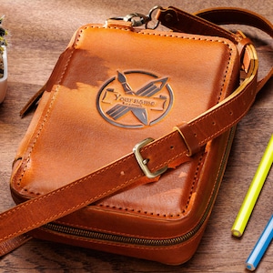 Leder Kunst Organizer Tasche | Skizzenbuch & Material Fall | Reisekünstlertasche mit Trageriemen | Geschenk für Zeichnung Liebhaber und Designer