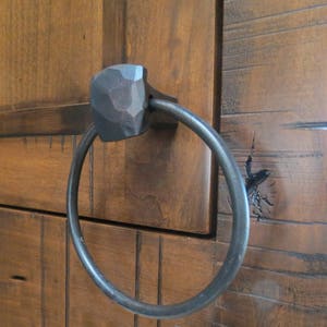 Rústico forjado a mano Martillado Perilla Cuadrada Anillo de Toalla