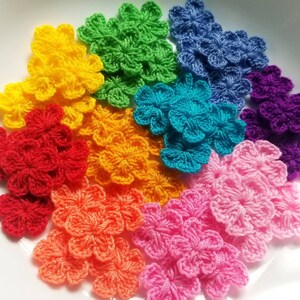 50 mini flores de crochet coloridas y llamativas, flores multicolores, apliques de flores de aproximadamente 3/4 a 1 pulgada de tamaño, hilo teñido a mano tejido a crochet.
