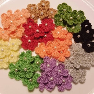 50 Herbst Mini häkeln Blumen mit kleinen Perlen, mehrfarbige Blumen, etwa 3/4 bis 7/8 inch Größe, Blume Applikation, Halloween-Farben