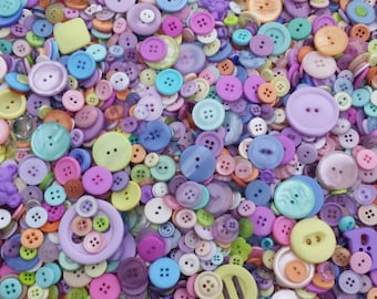 Puede incluir: Una gran colección de botones coloridos en varias formas y tamaños. Los botones están hechos de plástico y tienen una variedad de acabados, incluyendo mate, brillante y texturizado.