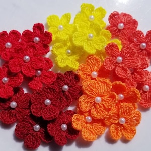 25 Rot, Orange, Gelb Mini Häkelblumen mit kleinen Perlen, etwa 3/4 bis 25 mm Größe, Herbstfarben, Herbst, Schneller Versand OK, USA
