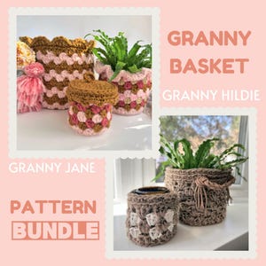Pode incluir: Uma coleção de cestos e recipientes de crochê feitos à mão em vários tamanhos e cores. A imagem inclui um pequeno recipiente com tampa, um cesto maior com borda ondulada e um cesto com uma planta dentro. O texto na imagem diz "Granny Basket" e "Pattern Bundle."