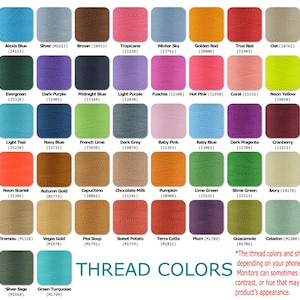 Peut inclure: Un nuancier de fils color&eacute;s pr&eacute;sentant une large gamme de couleurs, chacune identifi&eacute;e par un nom et un code. Le nuancier comprend des nuances de bleu, de vert, de rouge, etc. Le texte en bas indique "THREAD COLORS".