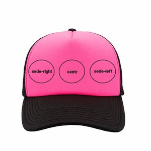 Peut inclure: Casquette de camionneur avec un panneau avant rose vif et une visi&egrave;re et un dos en mesh noirs. Le panneau avant comporte trois cercles vides avec le texte "sede-right", "centr" et "sede-left" en noir.