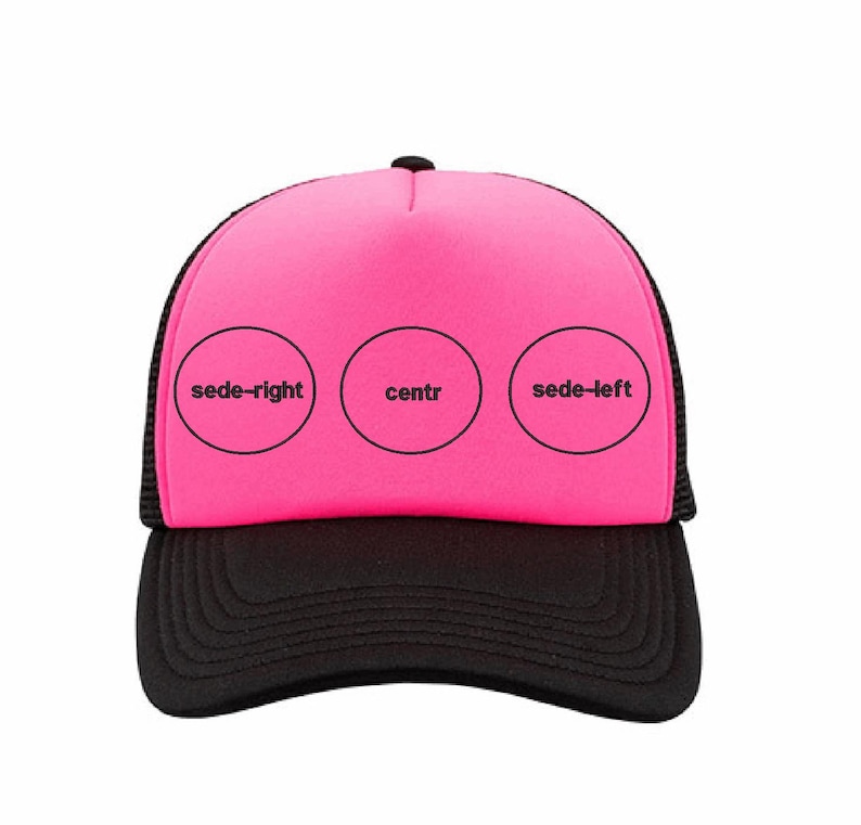 Peut inclure: Casquette de camionneur avec un panneau avant rose vif et une visi&egrave;re et un dos en mesh noirs. Le panneau avant comporte trois cercles vides avec le texte "sede-right", "centr" et "sede-left" en noir.