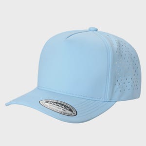 Peut inclure: Casquette snapback bleu clair avec une visi&egrave;re incurv&eacute;e. Le chapeau a un panneau lat&eacute;ral perfor&eacute; pour la respirabilit&eacute; et un petit bouton sur le dessus. L'&eacute;tiquette indique "SNAPBACK DO IT YOUR WAY FINEST QUALITY HEADWEAR."