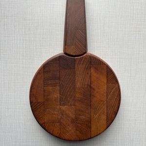 Tabla de quesos y cuchillo daneses de mediados de siglo, de los años 60