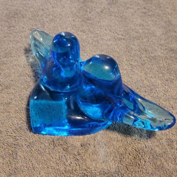 1990 Vintage glass kissing Blue Birds of happiness on heart figurine.