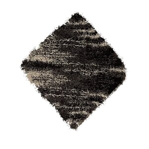 Puede incluir: Una alfombra peluda de color negro y blanco con forma de diamante.