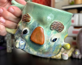Handgemaakte keramische koffie-/theemok met gezichtje (414 ml)