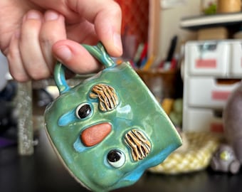 Mini dubbele espresso koffie-/theemok van keramiek met gezichtje