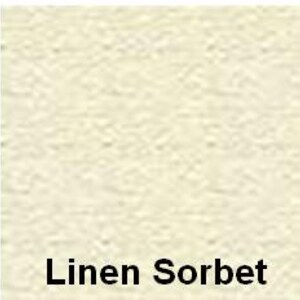 Op de afbeelding: Een effen, licht cr&egrave;mekleurig stofstaal met een zichtbare geweven textuur. Het oppervlak heeft een consistente, matte uitstraling. Onderaan de afbeelding staat de tekst "Linen Sorbet" gedrukt in een vet, zwart, schreefloos lettertype.