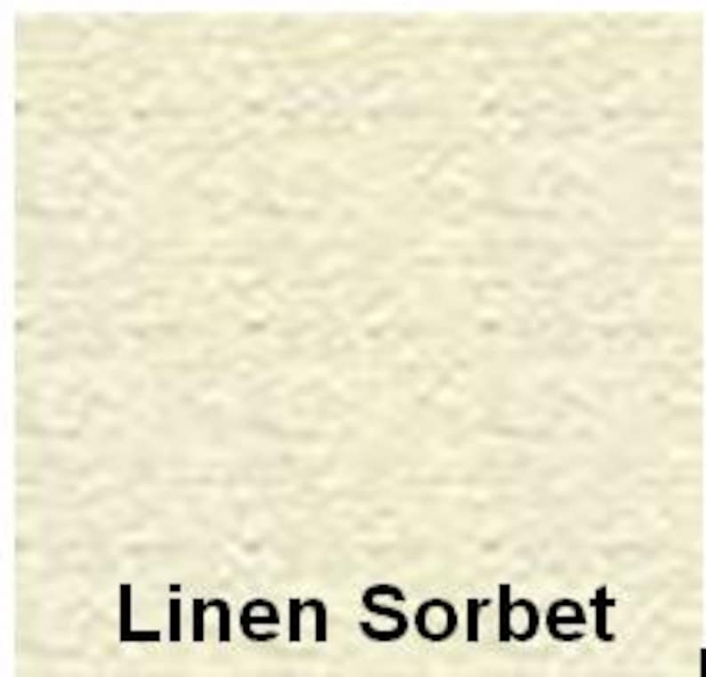 Op de afbeelding: Een effen, licht cr&egrave;mekleurig stofstaal met een zichtbare geweven textuur. Het oppervlak heeft een consistente, matte uitstraling. Onderaan de afbeelding staat de tekst "Linen Sorbet" gedrukt in een vet, zwart, schreefloos lettertype.
