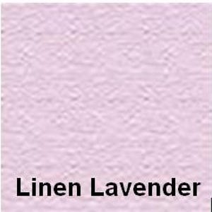 Op de afbeelding: Een vierkant staal van licht lavendelkleurige stof met een zichtbare geweven textuur. Het oppervlak vertoont een consistente, zachte paarse tint over het gehele materiaal. De tekst "Linen Lavender" is onderaan de afbeelding in dikke zwarte letters gedrukt.