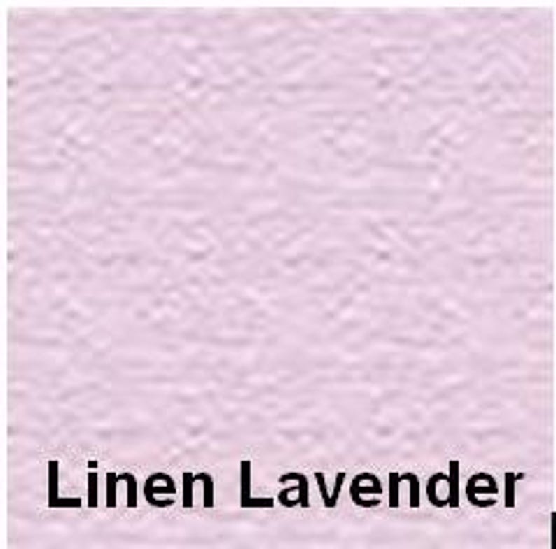 Op de afbeelding: Een vierkant staal van licht lavendelkleurige stof met een zichtbare geweven textuur. Het oppervlak vertoont een consistente, zachte paarse tint over het gehele materiaal. De tekst "Linen Lavender" is onderaan de afbeelding in dikke zwarte letters gedrukt.