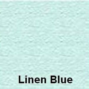 Op de afbeelding: Een effen, licht pastelblauw vierkant kleurstaal met een zichtbaar, fijnkorrelig, getextureerd oppervlak. De tekst "Linen Blue" is in een vet, zwart, schreefloos lettertype onderaan in het midden van de afbeelding gedrukt.