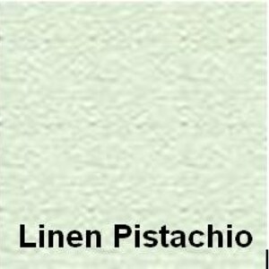 Op de afbeelding: Een stofstaal met een lichte, bleekgroene kleur en een zichtbare geweven textuur. De tekst "Linen Pistachio" is onderaan de afbeelding gedrukt in een vetgedrukt, zwart, schreefloos lettertype, wat de kleur en het materiaaltype duidelijk aangeeft.