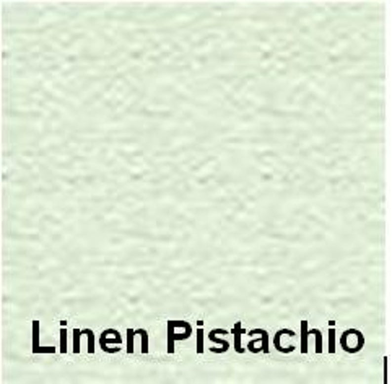 Op de afbeelding: Een stofstaal met een lichte, bleekgroene kleur en een zichtbare geweven textuur. De tekst "Linen Pistachio" is onderaan de afbeelding gedrukt in een vetgedrukt, zwart, schreefloos lettertype, wat de kleur en het materiaaltype duidelijk aangeeft.
