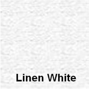 Op de afbeelding: Een effen wit stofstaal met een zichtbare geweven textuur. Het oppervlak heeft een consistente matte uitstraling en een licht onregelmatig, natuurlijk weefpatroon. De tekst "Linen White" staat onderaan in een vet, zwart, schreefloos lettertype.