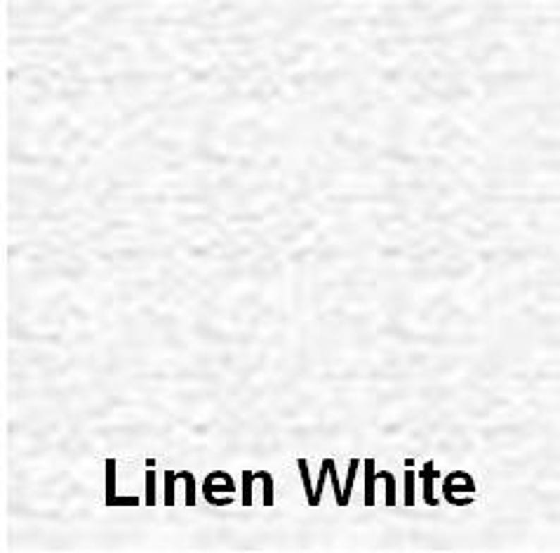 Op de afbeelding: Een effen wit stofstaal met een zichtbare geweven textuur. Het oppervlak heeft een consistente matte uitstraling en een licht onregelmatig, natuurlijk weefpatroon. De tekst "Linen White" staat onderaan in een vet, zwart, schreefloos lettertype.
