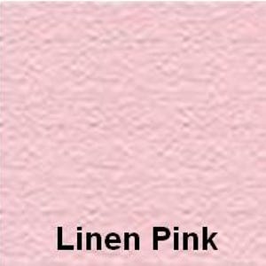 Op de afbeelding: Een effen lichtroze stofstaal met een zichtbare geweven textuur. Het oppervlak heeft een consistente matte afwerking en een subtiel kruislingse patroon dat kenmerkend is voor linnen. De tekst "Linen Pink" staat onderaan in een vetgedrukt zwart lettertype.